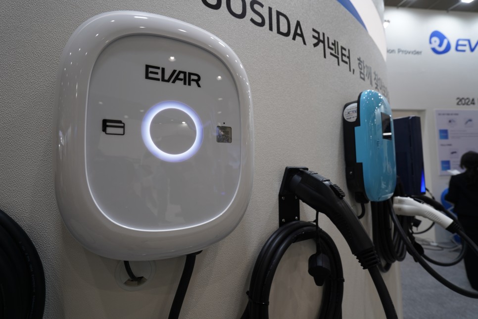전기차 충전기 전문업체 이볼루션을 EV 트렌드 코리아 2024에서 만나봤습니다. 테슬라 충전소도 가능합니다.