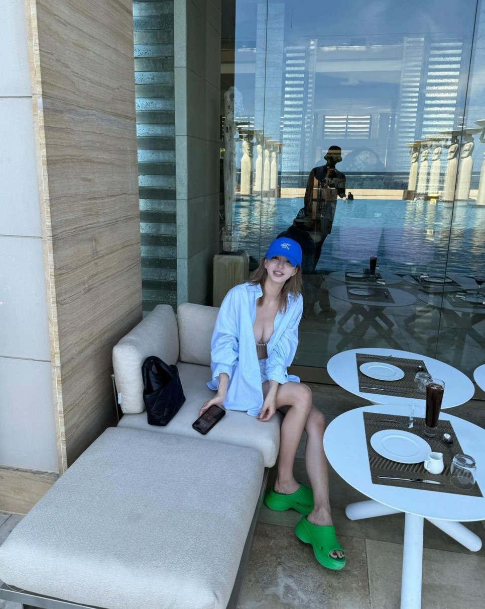 류성재♥한예슬 발리 리조트룩 속 여자 여름 샌들 브랜드 발렌시아가 신발 가격은?