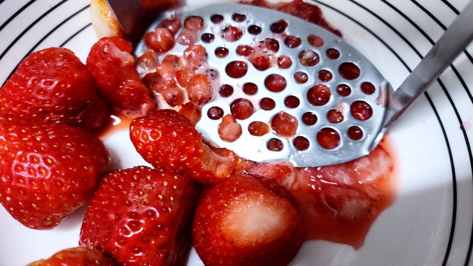 딸기라떼 생딸기우유 수제 딸기청 만들기 홈카페 레시피 딸기우유 만드는법
