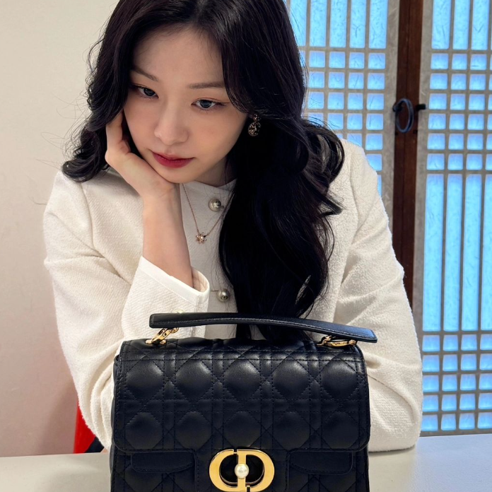 김연아 난리난 신상 디올 여자 명품 핸드백 가방 30대 명품백 가격은?
