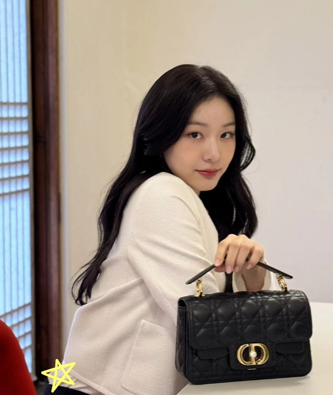 김연아 난리난 신상 디올 여자 명품 핸드백 가방 30대 명품백 가격은?