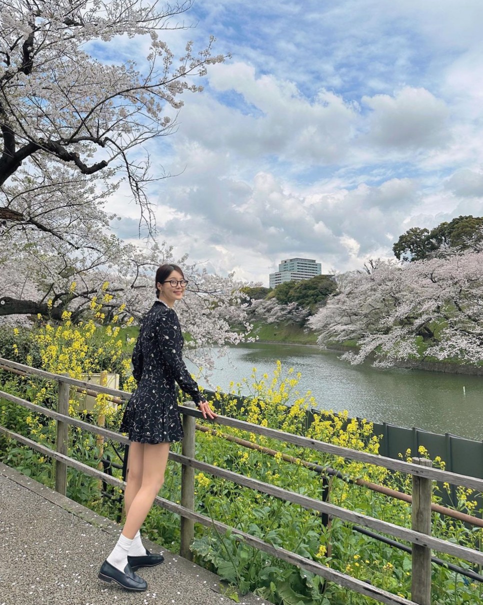 우아하고 로맨틱한 한지혜 일본 여행룩 알레산드라 리치 꽃 카라 미니 원피스 코디