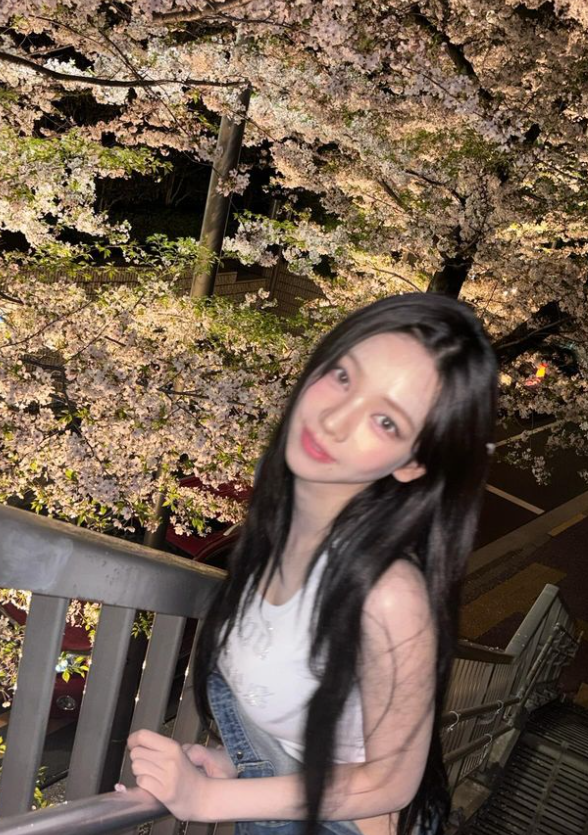 카리나 벚꽃 난리난 오버롤 올봄유행패션 여자 봄코디 가격은?