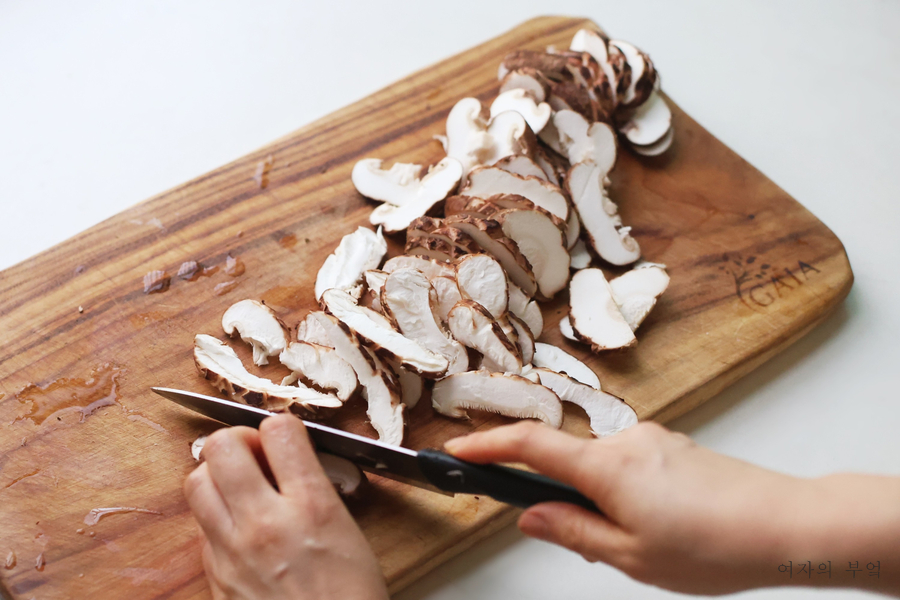 생 표고버섯볶음 만드는 법 레시피 생 표고버섯요리 간단한 밑반찬 만들기