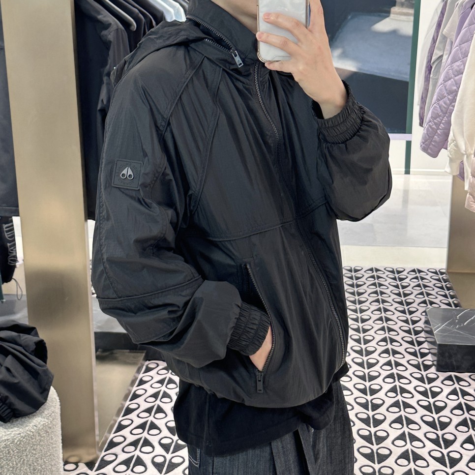 무스너클 현대백화점 판교점 명품 아우터 브랜드 남성 간절기 아우터 추천은 바람막이 자켓 으로 할게요