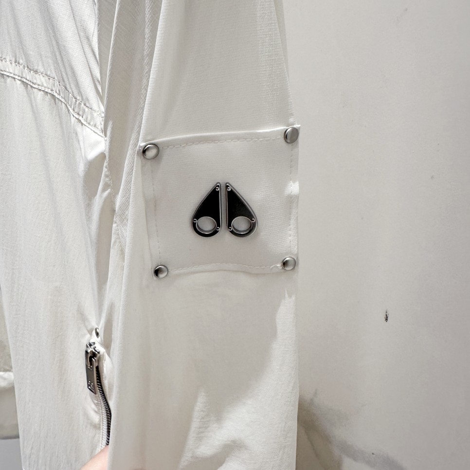 무스너클 현대백화점 판교점 명품 아우터 브랜드 남성 간절기 아우터 추천은 바람막이 자켓 으로 할게요