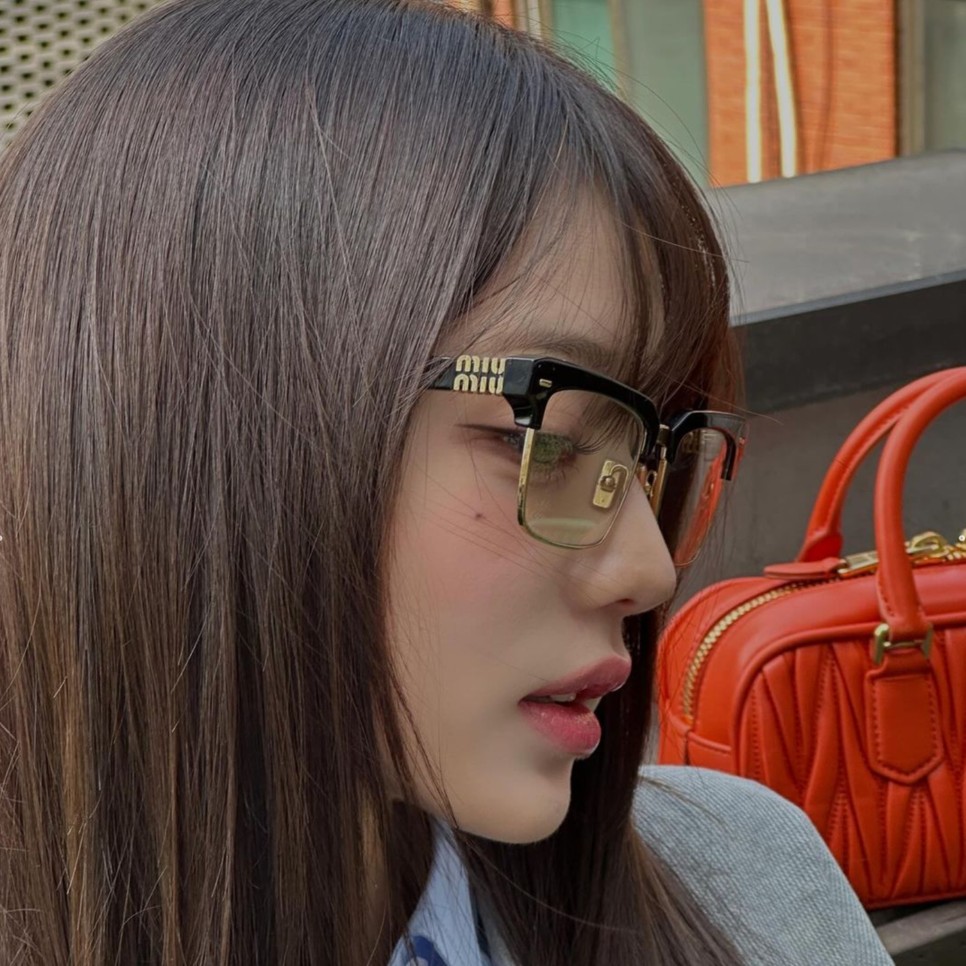 갓벽한 장원영 프레피룩 속 여자 연예인 안경 미우미우 가방 가격은?