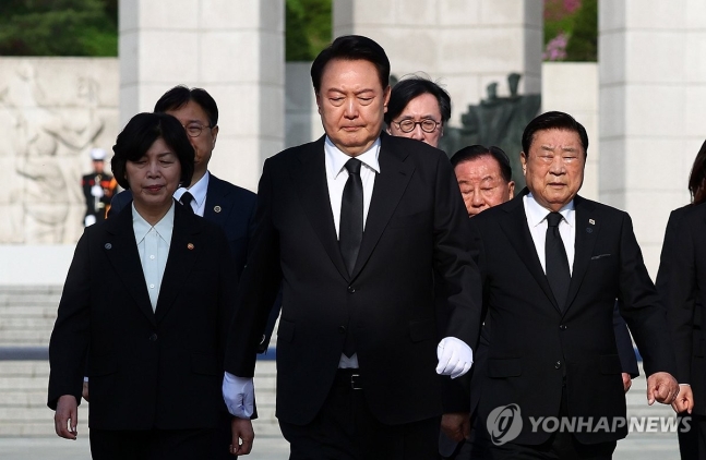 尹대통령 지지율 11%p 급락한 23%…취임 후 최저치