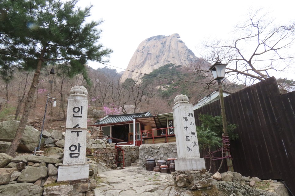 [북한산국립공원] 백운대탐방지원센터에서 백운대에 오른 후 용암문과 동장대, 대동문을 거쳐 소귀천계곡으로 하산하며 진달래와 봄꽃을 만나다.