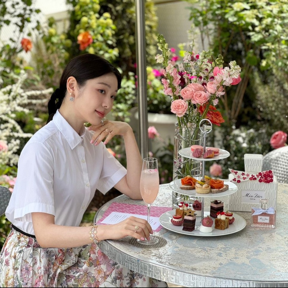 디올의 여왕 김연아 봄 패션 화이트 블라우스 플라워 주름 롱스커트 코디 우아해