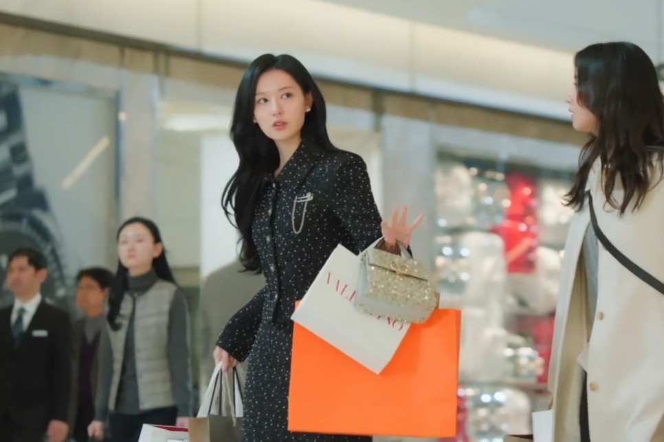 눈물의 여왕 13화 김지원 트위드자켓 발렌티노 가방 가격은?