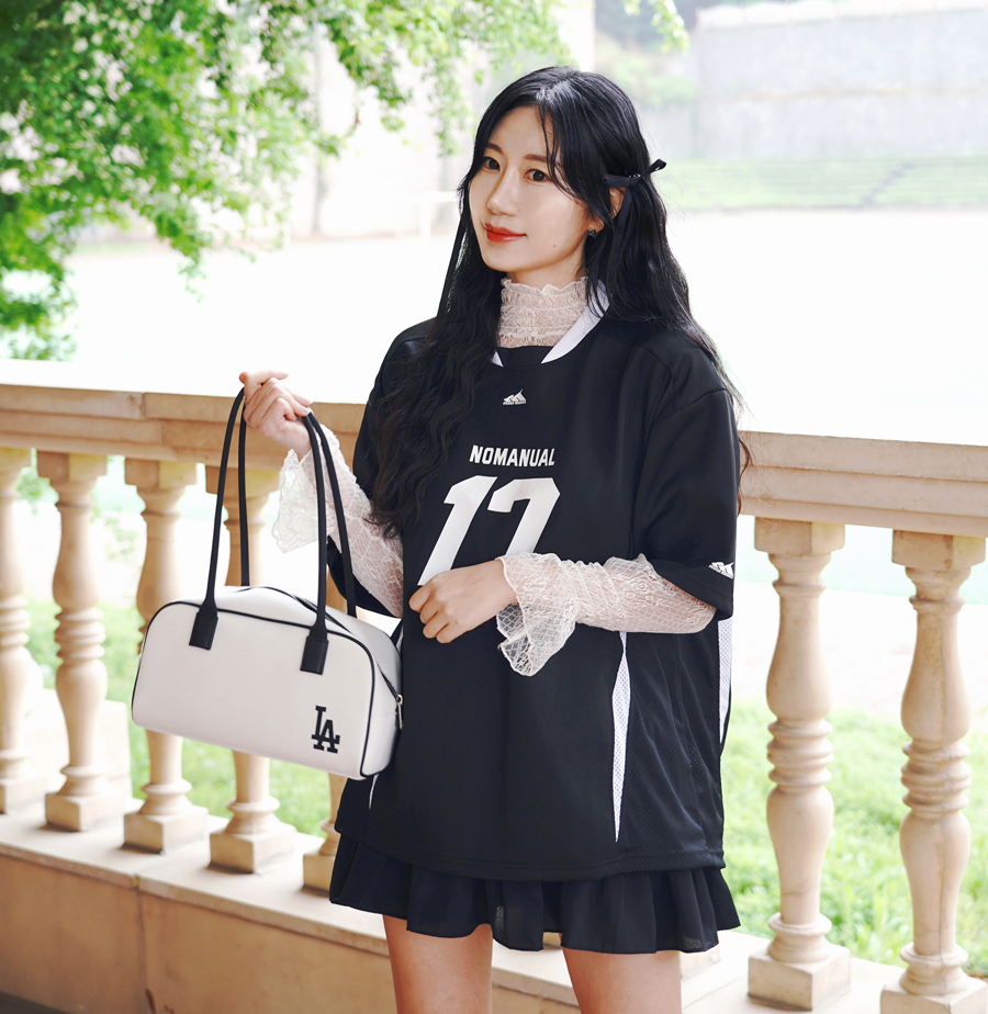 레드벨벳 슬기 패션 노매뉴얼 블록코어 반팔 티셔츠 코디