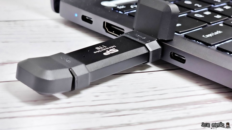 1테라 USB 3.2 Gen2 고속 전송 가능한 Silicon Power DS72