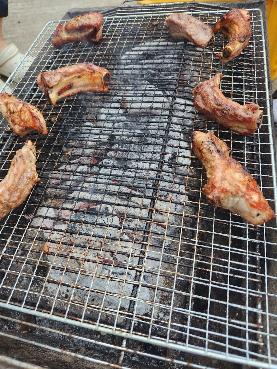 캠핑 고기 바비큐 숯불 피우기
