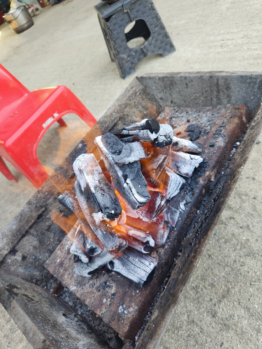 캠핑 고기 바비큐 숯불 피우기