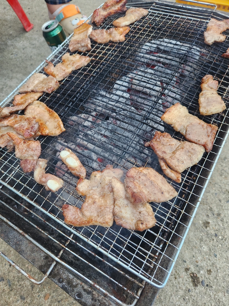 캠핑 고기 바비큐 숯불 피우기