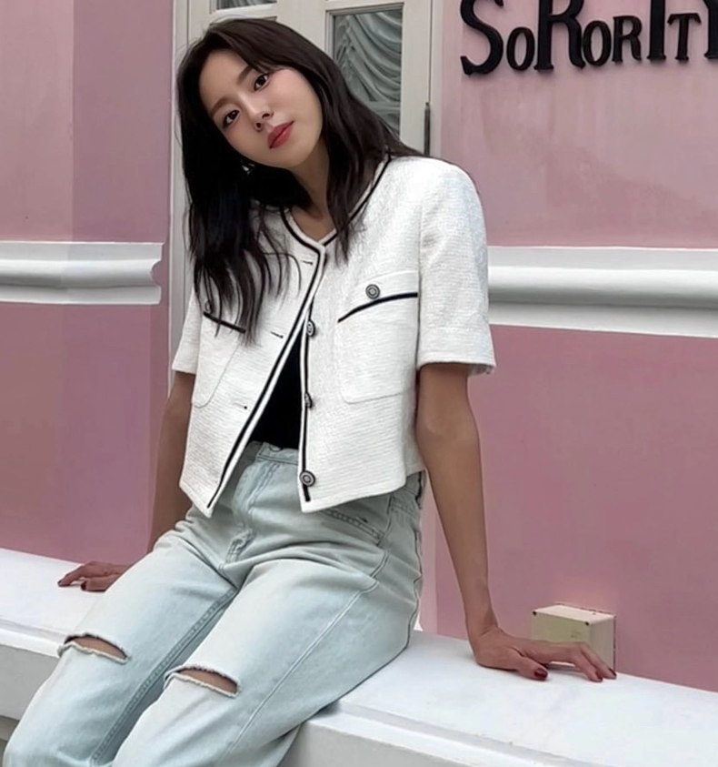 유이 난리난 봄 여름 여자 숏 크롭 반팔 노카라 자켓 밝은 흰자켓 코디 가격은?