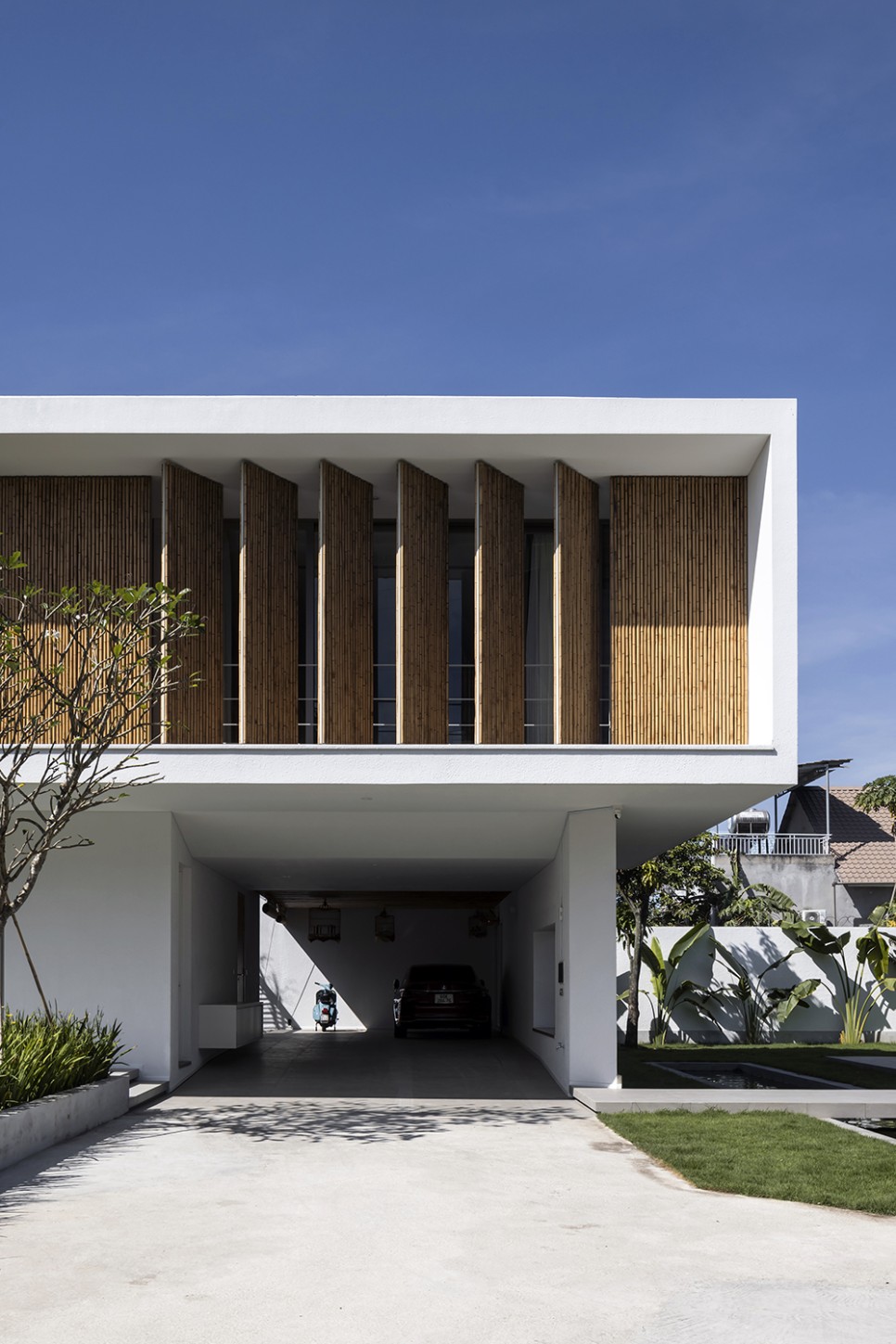 대나무로 친숙미를 더한 현대식 베트남 주택, Long Thanh Villa by Km Architecture Office