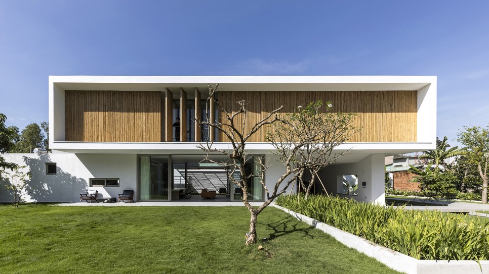 대나무로 친숙미를 더한 현대식 베트남 주택, Long Thanh Villa by Km Architecture Office