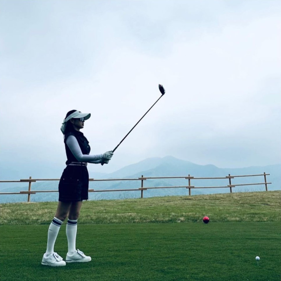 골프복까지 예쁜 손예진 점프수트, 여성 여름 골프웨어 브랜드는?
