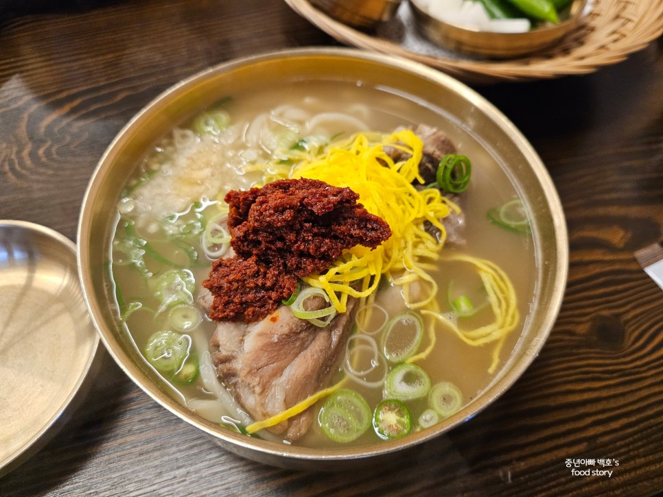 평이담백 뼈칼국수 분당 매운 얼큰이 뼈다귀 해장국 집 겉절이 육수 면