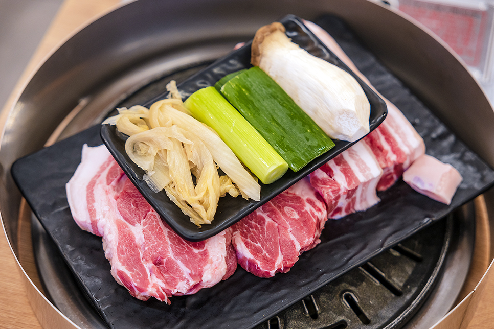 서귀포 흑돼지 맛집 제주 섭지코지 근처 직원이 구워주는 '돌담애'