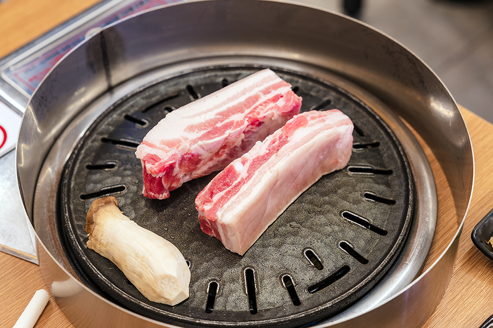 서귀포 흑돼지 맛집 제주 섭지코지 근처 직원이 구워주는 '돌담애'