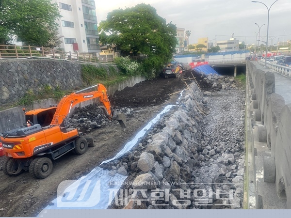 제주시, 한천 복개구조물 공사 본격..도로 통제와 차선 축소