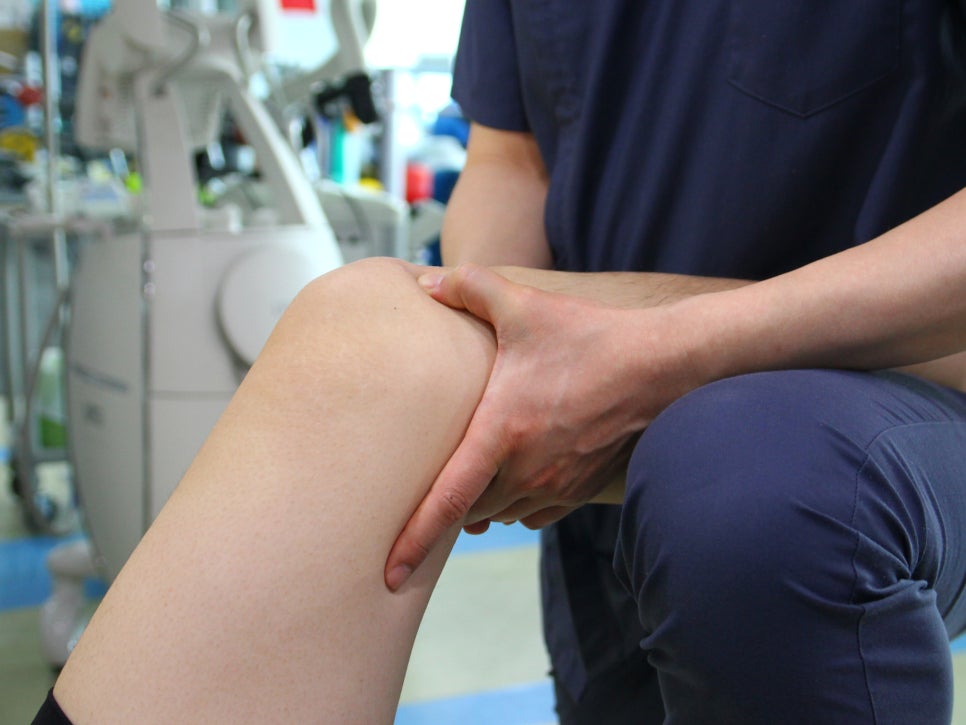 무릎 뒤쪽 오금에 발생하는 통증 원인 -  베이커 낭종 물혹 치료