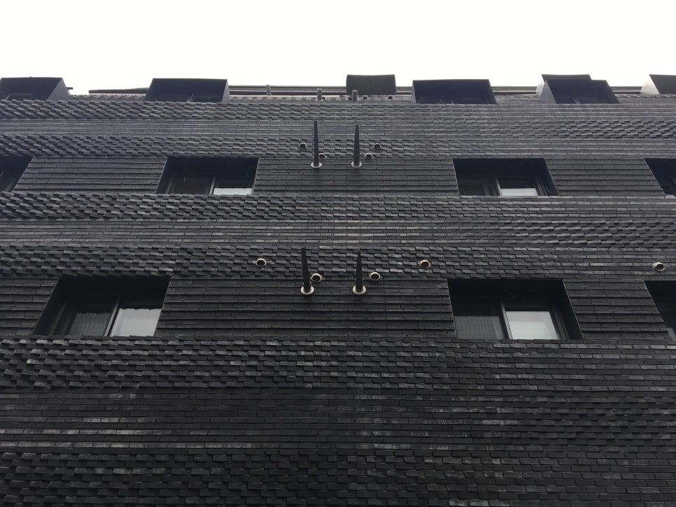 역삼동 다세대주택 - 이정훈 조호건축 - 각도를 달리하는 검은 벽돌벽