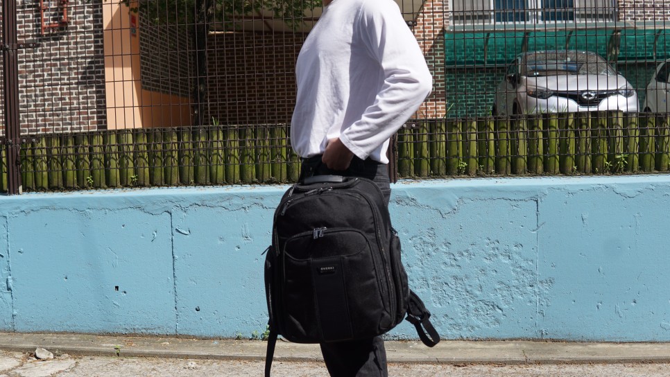레노버노트북 가방 남자백팩 에버키 버사EKP127B 착용해 보기