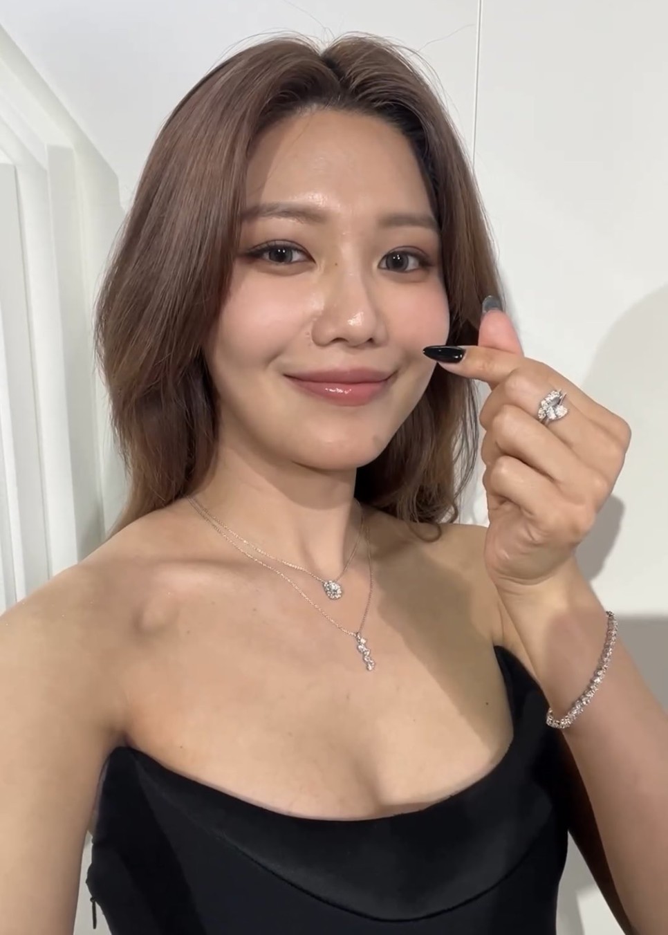 홍콩 난리 난 소녀시대 수영 랩 다이아몬드 스와로브스키 목걸이 가격은?