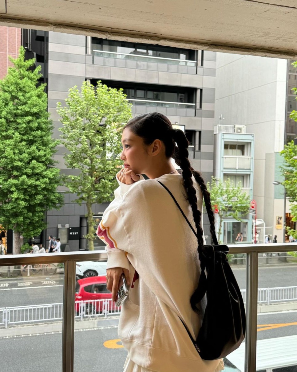 일본 난리난 제니 스트릿패션, 오버핏 자켓 로우라이즈 미니스커트 브랜드는?