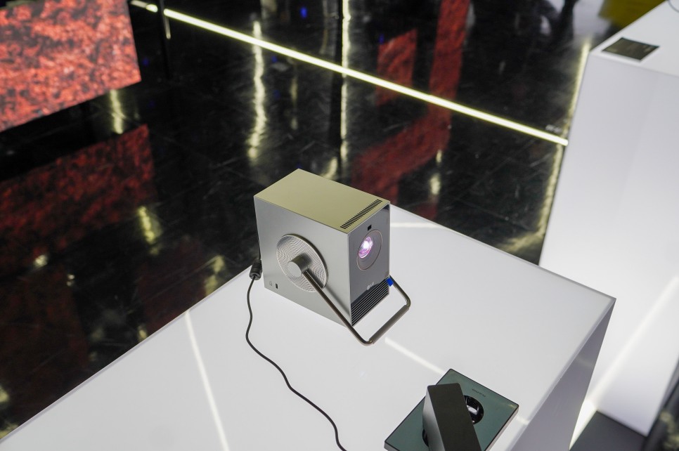 휴대용 가정용 빔프로젝터 추천 LG 시네빔 큐브 WIS2024 체험 후기