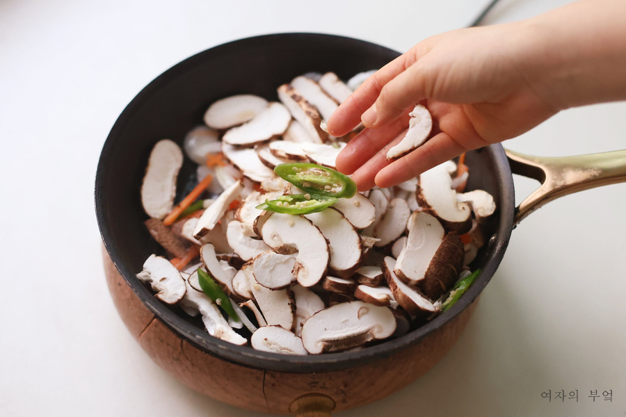 생 표고버섯볶음 만드는 법 레시피 표고버섯요리 간단한 반찬 만들기