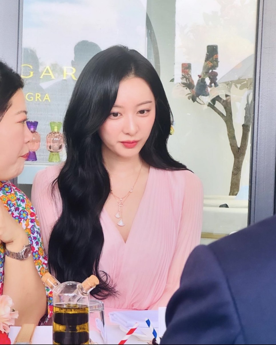 김지원 싱가포르 난리난 분홍색 막스마라 쉬폰 원피스 불가리 디바스드림 목걸이 가격은?