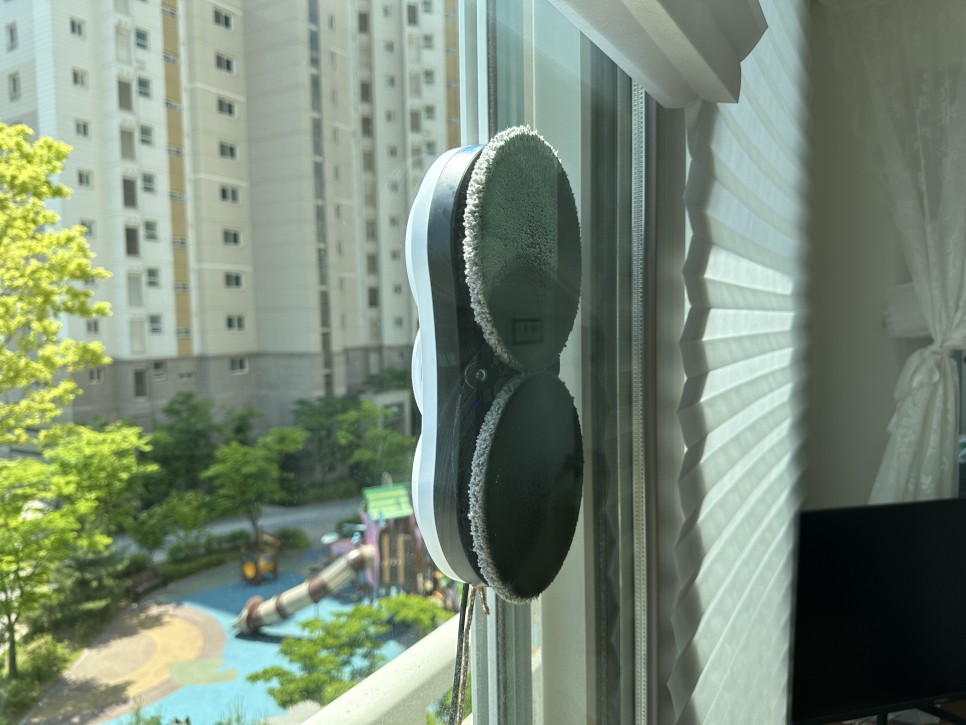 창문 로봇청소기 윈클봇W 첫 소감, 아파트 창문 청소 간단해!