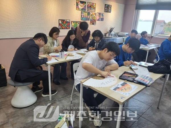 서귀포중, 어버이날 맞아 부모님께 부채 선물하기 진행