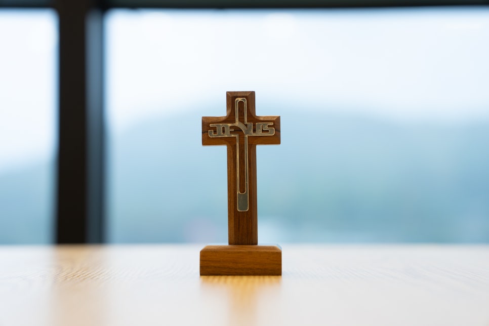 나무쉼터 원목탁상십자가 - 교회 책상에 올려둘 나무 십자가