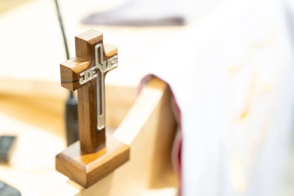 나무쉼터 원목탁상십자가 - 교회 책상에 올려둘 나무 십자가