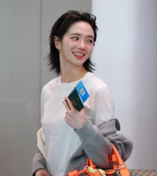 박규영 단발 공항패션 구찌 가방, 티셔츠 사복 패션 코디 :)!