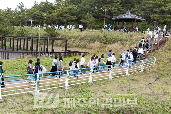 슈퍼주니어-D&E와 일본 관광객 함께 제주 플로깅