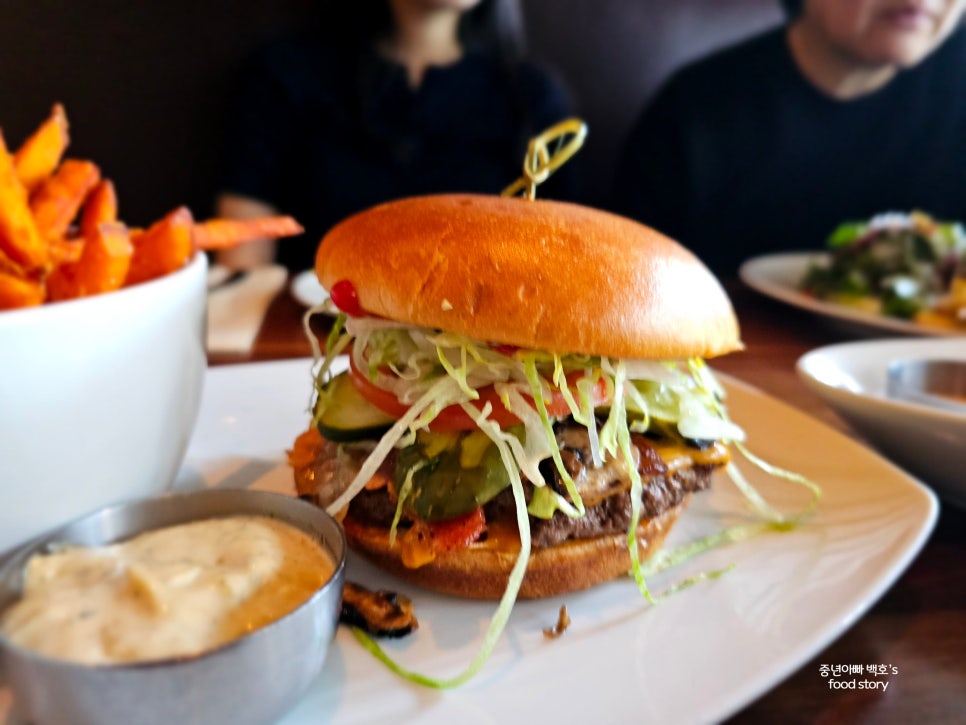 밴쿠버 맛집 캑터스 클럽 햄버거 추천 소고기 등심스테이크 정통 양식요리