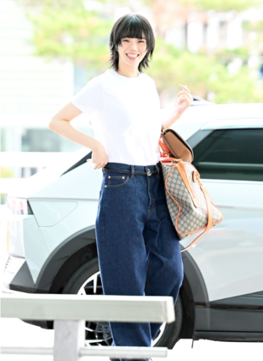 박규영 단발 공항패션 구찌 가방, 티셔츠 사복 패션 코디 :)!