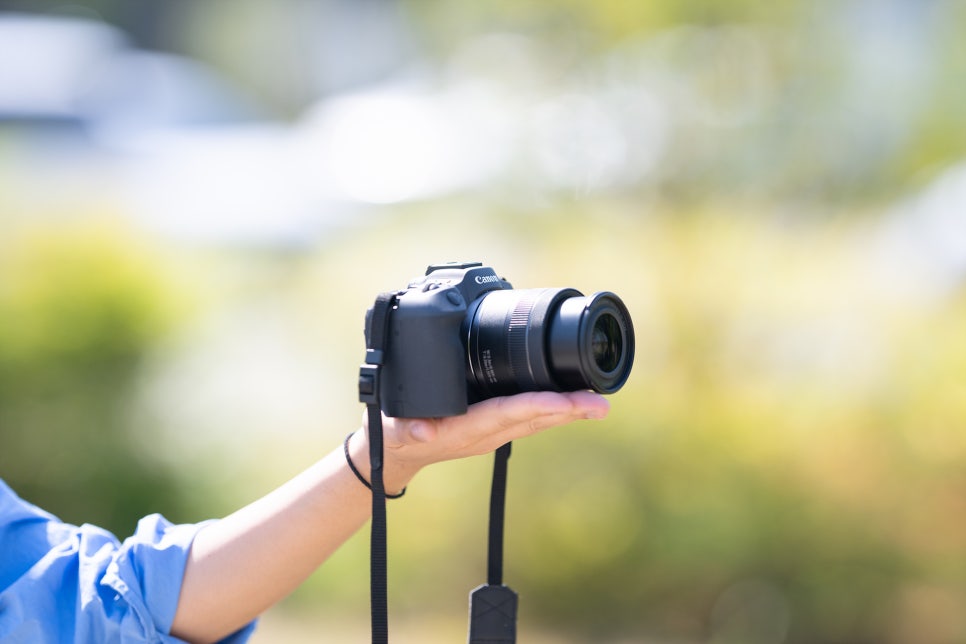풀프레임 미러리스 카메라 4K 60p 동영상 촬영 가능한 캐논 EOS R8 작고 가벼워서 좋아