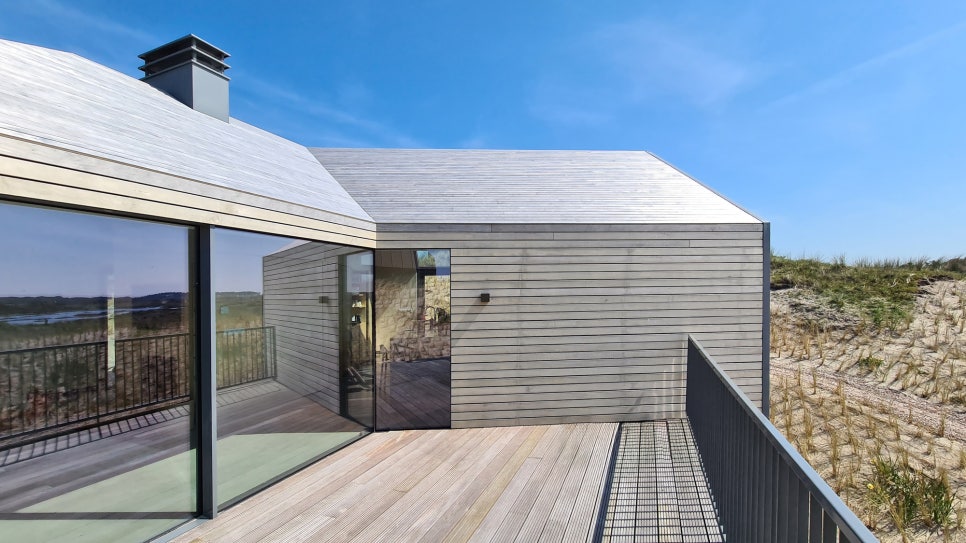 전원주택 설계! 맥락에 최적화한 섬마을의 홀리데이 홈, Dune Villa West aan Zee by 2by4-architects B.V.