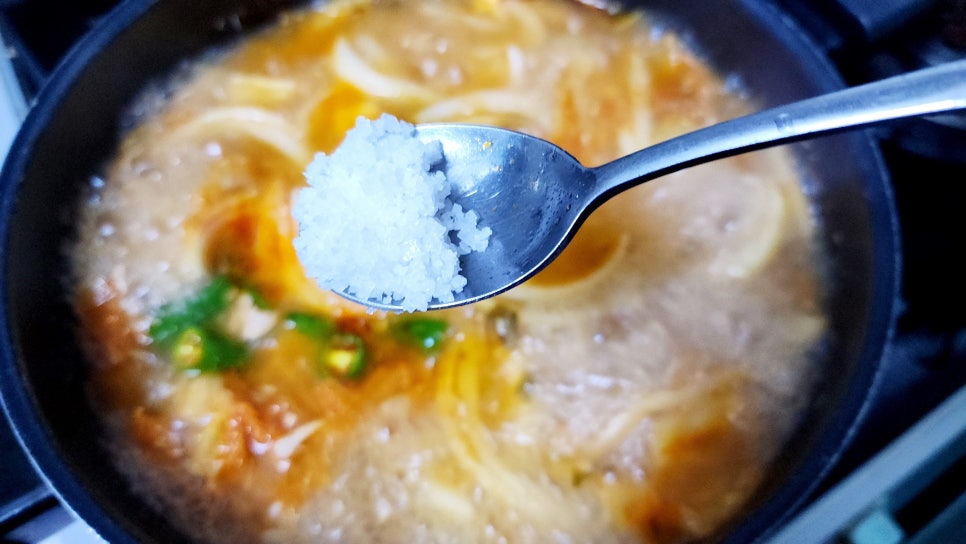 참치 김치찌개 레시피 간단한 자취요리 묵은지 김치찌개 맛있게 끓이는법