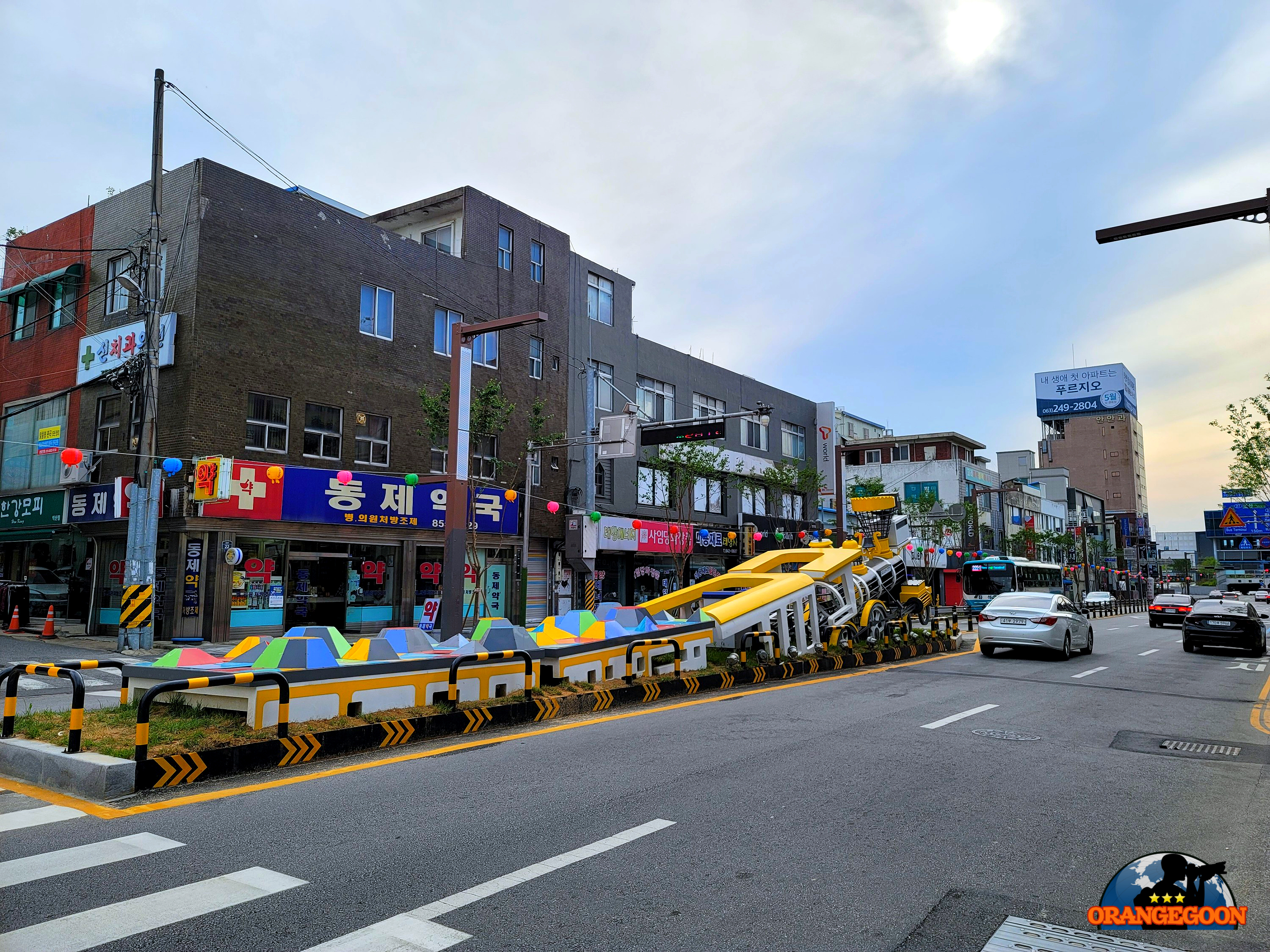 (전북 군산 / 임피향교, 팔성정) 1430년 '현유'라는 인물의 위패를 봉안, 배향하고 지방민의 교육과 교화를 위해 창건된 건물 / 임피향교앞 소박한 정자