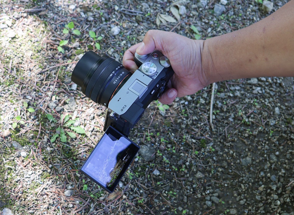 가벼운 원핸드 컴팩트 풀프레임 카메라 소니 A7C2 추천