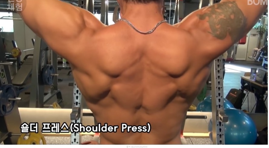 덤벨 바벨 숄더 프레스 남자 여자 어깨 넓어지는 근육 운동 루틴 아놀드 오버헤드 밀리터리 비하인드넥프레스